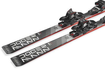 Dobermann Skier mit COMP Bindung auf weißem Hintergrund. Dobermann Skier mit COMP Bindung auf weißem Hintergrund.