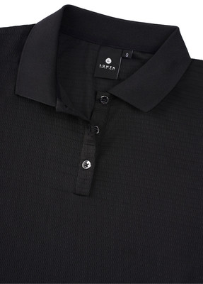 Fekete texturált póló márkajelzéssel és gombos nyakrésszel. Fekete texturált póló márkajelzéssel és gombos nyakrésszel.