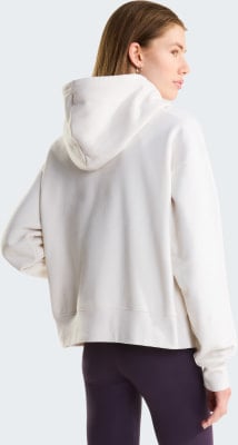 Eine Frau in einem weißen Hoodie und dunkellila Leggings von hinten gesehen. Eine Frau in einem weißen Hoodie und dunkellila Leggings von hinten gesehen.