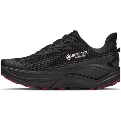 Černé běžecké boty s logem GORE-TEX Invisible Fit.