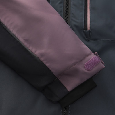 Ärmeldetail einer Jacke mit lila Klettverschluss und schwarzem Bündchen. Ärmeldetail einer Jacke mit lila Klettverschluss und schwarzem Bündchen.