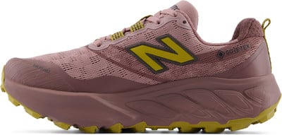 Ein rosafarbener New Balance Laufschuh mit gelbem N-Logo und Gore-Tex-Aufdruck. Ein rosafarbener New Balance Laufschuh mit gelbem N-Logo und Gore-Tex-Aufdruck.