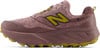 Ein rosafarbener New Balance Laufschuh mit gelbem N-Logo und Gore-Tex-Aufdruck.