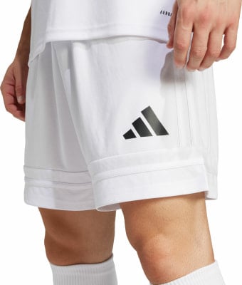 Weiße Adidas Fußballshorts mit schwarzem Logo und Streifen. Weiße Adidas Fußballshorts mit schwarzem Logo und Streifen.