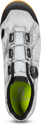 Weißer Radschuh mit schwarzem Muster und grüner Scott-Einlegesohle. Weißer Radschuh mit schwarzem Muster und grüner Scott-Einlegesohle.