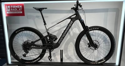 Ein Mondraker Mountainbike mit Federung und Beschriftung am Rahmen. Ein Mondraker Mountainbike mit Federung und Beschriftung am Rahmen.