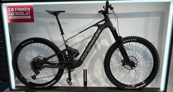Ein Mondraker Mountainbike mit Federung und Beschriftung am Rahmen.