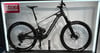 Ein Mondraker Mountainbike mit Federung und Beschriftung am Rahmen.