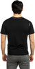 Mann in schwarzem T-Shirt und grauer Jeans von hinten.