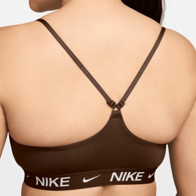 Rückansicht eines braunen Nike Sport-BHs mit verstellbaren Trägern. Rückansicht eines braunen Nike Sport-BHs mit verstellbaren Trägern.