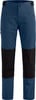Blaue Outdoorhose mit schwarzen Einsätzen und Reißverschlusstaschen.