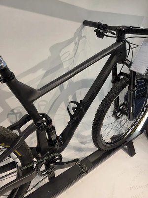 Ein schwarzes Mountainbike mit silbernen Details und einem Dämpfer am Rahmen.