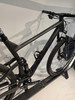 Ein schwarzes Mountainbike mit silbernen Details und einem Dämpfer am Rahmen.