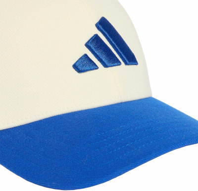 Weiße Kappe mit blauem Adidas-Logo und blauer Krempe.