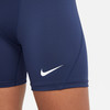 Dunkelblaue Nike-Sporthose mit weißem Logo an der Seite.