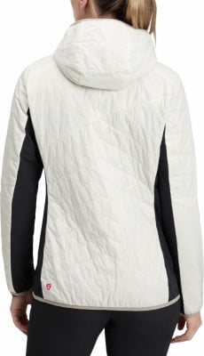 Rückansicht einer gesteppten Damenjacke in Creme mit schwarzen Einsätzen. Rückansicht einer gesteppten Damenjacke in Creme mit schwarzen Einsätzen.