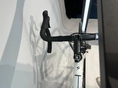 Ein Teil des Fahrradlenkers mit schwarzem Lenkerband und Bremshebeln. Ein Teil des Fahrradlenkers mit schwarzem Lenkerband und Bremshebeln.