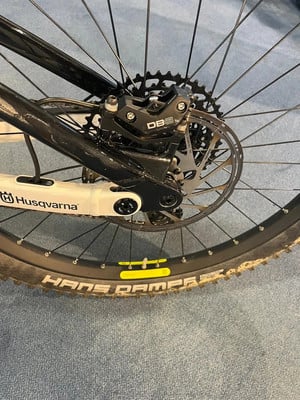 Hinterrad eines Mountainbikes mit Scheibenbremse und Husqvarna-Logo. Hinterrad eines Mountainbikes mit Scheibenbremse und Husqvarna-Logo.