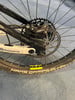 Hinterrad eines Mountainbikes mit Scheibenbremse und Husqvarna-Logo.