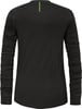 Schwarzes Langarmshirt mit grünem Zierstepp auf dem Rücken.