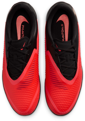 Schwarze und rote Nike Fußballschuhe mit Nike-Logo auf der Innensohle.