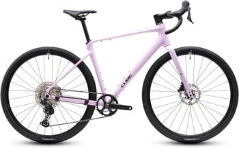 Ein rosafarbenes Cube Gravelbike mit schwarzen Reifen und Shimano GRX Komponenten.
