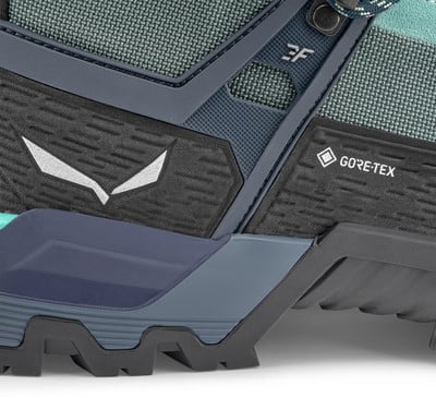Detail eines Schuhs mit Salewa-Logo und GORE-TEX-Schriftzug. Detail eines Schuhs mit Salewa-Logo und GORE-TEX-Schriftzug.