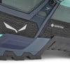 Detail eines Schuhs mit Salewa-Logo und GORE-TEX-Schriftzug.