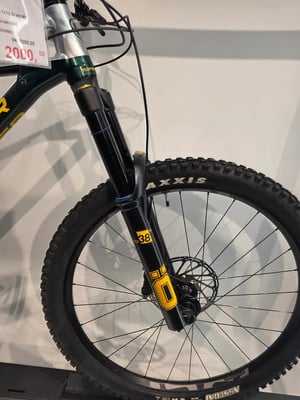 Federung und Rad eines Mountainbikes mit Preisschild. Federung und Rad eines Mountainbikes mit Preisschild.