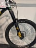 Federung und Rad eines Mountainbikes mit Preisschild.