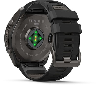 Rückseite einer Garmin Fenix 9 Pro Smartwatch mit optischem Herzfrequenzsensor. Rückseite einer Garmin Fenix 9 Pro Smartwatch mit optischem Herzfrequenzsensor.