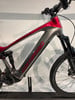 Rot-graues E-Mountainbike mit Federung und Schriftzug