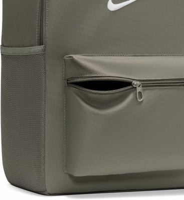 Detail eines Rucksacks mit Reißverschlusstasche und seitlicher Netztasche. Detail eines Rucksacks mit Reißverschlusstasche und seitlicher Netztasche.