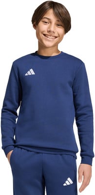 Junge im dunkelblauen Trainingsanzug mit Adidas-Logo auf Brust und Bein. Junge im dunkelblauen Trainingsanzug mit Adidas-Logo auf Brust und Bein.