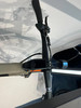 Detail des E-Bike-Lenkers mit Display und Bremshebel.