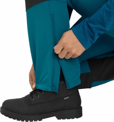 Detail der Hose mit geöffnetem Reisverschluss am Knöchel und schwarzem Schuh. Detail der Hose mit geöffnetem Reisverschluss am Knöchel und schwarzem Schuh.