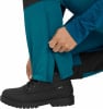Detail der Hose mit geöffnetem Reisverschluss am Knöchel und schwarzem Schuh.