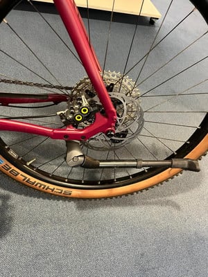 Hinterrad eines Fahrrads mit Scheibenbremse und Pumpe. Hinterrad eines Fahrrads mit Scheibenbremse und Pumpe.