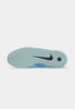 Die Sohle eines blauen Nike-Schuhs mit Swoosh-Logo und sechseckigem Detail.