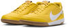 Gelbe Nike-Sneaker mit weißem Swoosh und Gummisohle.