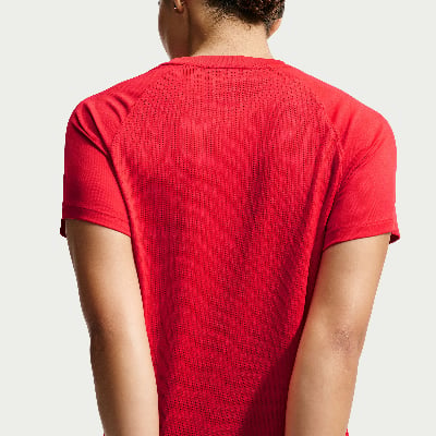 Rückansicht einer Person in einem roten Kurzarmshirt.