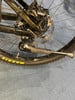 Detail des Hinterrads eines Mountainbikes mit Scheibenbremse und Ständer.