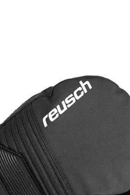 Detail eines schwarzen Handschuhs mit weißem Reusch-Logo. Detail eines schwarzen Handschuhs mit weißem Reusch-Logo.