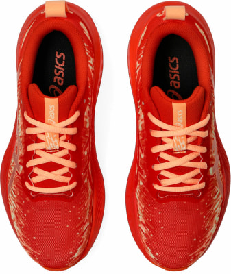 Rote Laufschuhe mit orangefarbenen Schnürsenkeln und Asics-Logo.