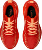 Rote Laufschuhe mit orangefarbenen Schnürsenkeln und Asics-Logo.