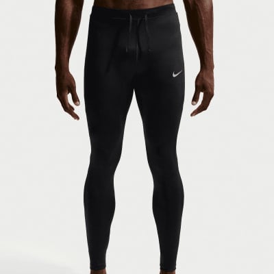 Ein Mann trägt schwarze Nike-Sporthosen.