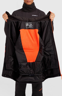 Die Innenseite einer schwarzen Jacke mit orangefarbenem Futter und O'Neill-Logo. Die Innenseite einer schwarzen Jacke mit orangefarbenem Futter und O'Neill-Logo.