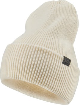 Cremefarbene Strickmütze mit AR-Logo an der Seite.