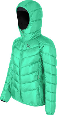 Grüne Daunenjacke mit Kapuze und Logo auf der Brust.