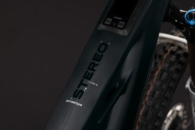 Rahmendetail eines E-Bikes mit STEREO und BOSCH Schriftzug.
